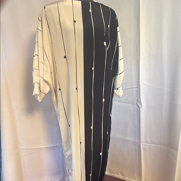 Vintage Elegant Black and Cream Striped Dress with bat wing arms and side slits - Picture 1 of 7